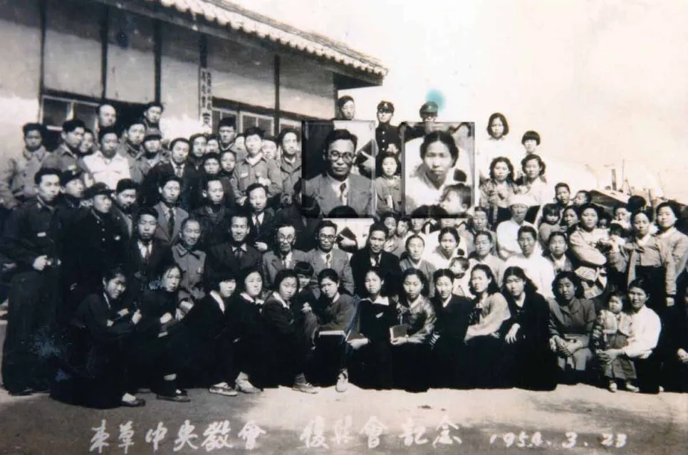 1954년 속초중앙교회 앞에 모인 교인들의 단체 사진